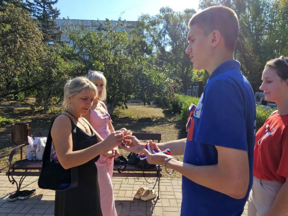 В Шахтерске прошла патриотическая акция «Наш российский триколор» В Шахтерске прошла патриотическая акция «Наш российский триколор»