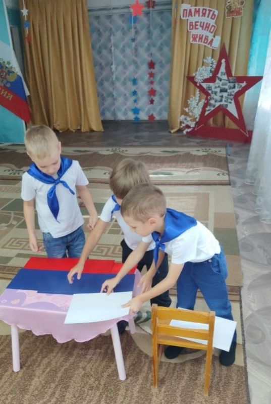 С целью приобщения детей к государственной символике Российской Федерации, а также воспитания чувства патриотизма 22 августа в ГКДОУ "Детский сад № 24 г.о. Харцызск" ДНР был проведен тематический досуг "Флаг у нас... С целью приобщения детей к государственной символике Российской Федерации, а также воспитания чувства патриотизма 22 августа в ГКДОУ "Детский сад № 24 г.о. Харцызск" ДНР был проведен тематический досуг "Флаг у нас...