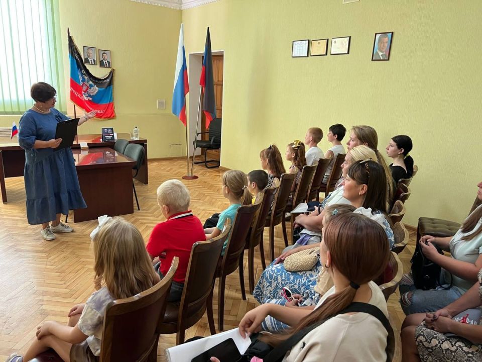 22 августа отмечая День Государственного флага Российской Федерации активисты Женского движения партии «Единая Россия», работники Центральной городской детской библиотеки г. Шахтерска провели для самых юных жителей нашего... 22 августа отмечая День Государственного флага Российской Федерации активисты Женского движения партии «Единая Россия», работники Центральной городской детской библиотеки г. Шахтерска провели для самых юных жителей нашего...