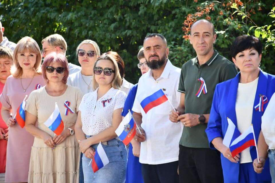 Сергей Желновач: Сегодня, 22.08.2025, в рамках празднования Дня Государственного флага Российской Федерации, сотрудники МБУ "Центр культуры и досуга города Дебальцево" провели торжественное поднятие российского триколора Сергей Желновач: Сегодня, 22.08.2025, в рамках празднования Дня Государственного флага Российской Федерации, сотрудники МБУ "Центр культуры и досуга города Дебальцево" провели торжественное поднятие российского триколора