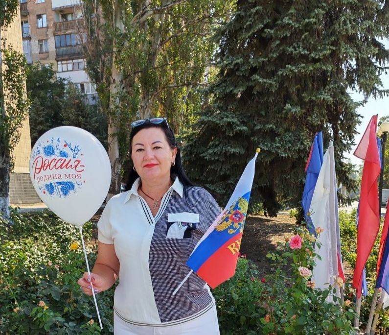 Чтобы поддержать праздничное настроение активисты Торезского штаба "Молодой Гвардии Единой России" в честь Дня Государственного флага Российской Федерации раздавали жителям и гостям города воздушные шары в цветах российского... Чтобы поддержать праздничное настроение активисты Торезского штаба "Молодой Гвардии Единой России" в честь Дня Государственного флага Российской Федерации раздавали жителям и гостям города воздушные шары в цветах российского...