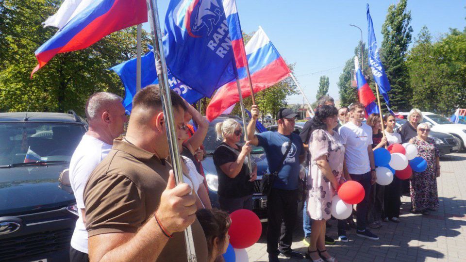 В единстве наша сила!. Автопробег ко Дню флага Российской Федерации, организованный местным отделением партии «Единая Россия» В единстве наша сила!. Автопробег ко Дню флага Российской Федерации, организованный местным отделением партии «Единая Россия»