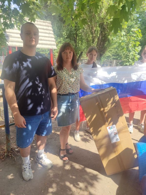 Денис Зубов: В День флага РФ деткам. 22 августа представители администрации, совместно с активистами Движения Первых посетили детей в детском саду №12 "Ромашка", поздравили с Днём флага России, рассказали об истории... Денис Зубов: В День флага РФ деткам. 22 августа представители администрации, совместно с активистами Движения Первых посетили детей в детском саду №12 "Ромашка", поздравили с Днём флага России, рассказали об истории...