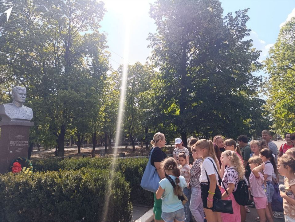 Нам дороги эти позабыть нельзя Нам дороги эти позабыть нельзя