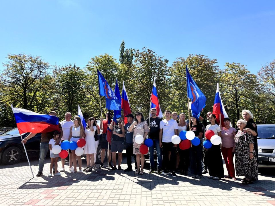 В единстве наша сила!. Автопробег ко Дню флага Российской Федерации, организованный местным отделением партии «Единая Россия» В единстве наша сила!. Автопробег ко Дню флага Российской Федерации, организованный местным отделением партии «Единая Россия»