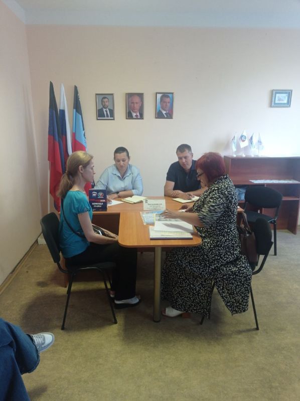 Сегодня, 22 августа, по поручению Главы Донецкой Народной Республики Дениса Пушилина, в общественной приемной партии "Единая Россия" Ленинского района города Донецка депутат Народного Совета, Председатель Комитета Народного... Сегодня, 22 августа, по поручению Главы Донецкой Народной Республики Дениса Пушилина, в общественной приемной партии "Единая Россия" Ленинского района города Донецка депутат Народного Совета, Председатель Комитета Народного...