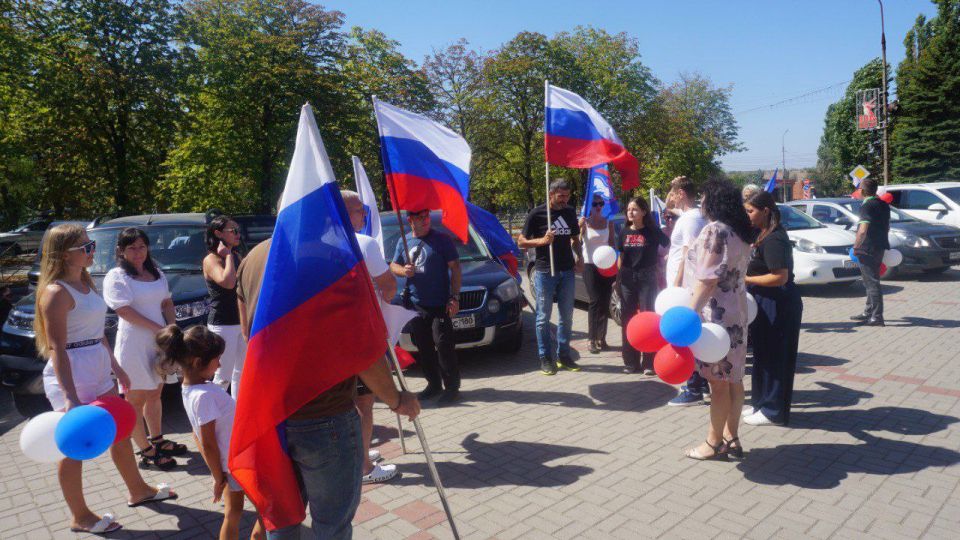 В единстве наша сила!. Автопробег ко Дню флага Российской Федерации, организованный местным отделением партии «Единая Россия» В единстве наша сила!. Автопробег ко Дню флага Российской Федерации, организованный местным отделением партии «Единая Россия»