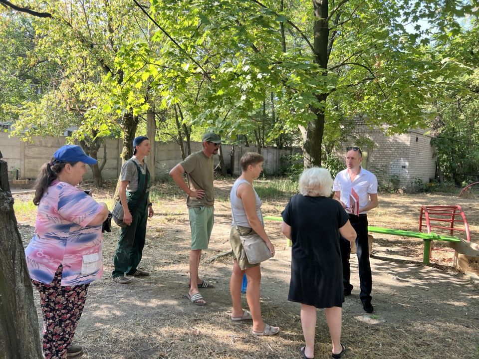 По поручению Главы ДНР Дениса Пушилина 22.08.2025 по адресу: г. Донецк, пр. Ленинский,2 состоялась встреча с жителями, на которой присутствовал заместитель руководителя Управы Ленинского внутригородского района Анатолий... По поручению Главы ДНР Дениса Пушилина 22.08.2025 по адресу: г. Донецк, пр. Ленинский,2 состоялась встреча с жителями, на которой присутствовал заместитель руководителя Управы Ленинского внутригородского района Анатолий...