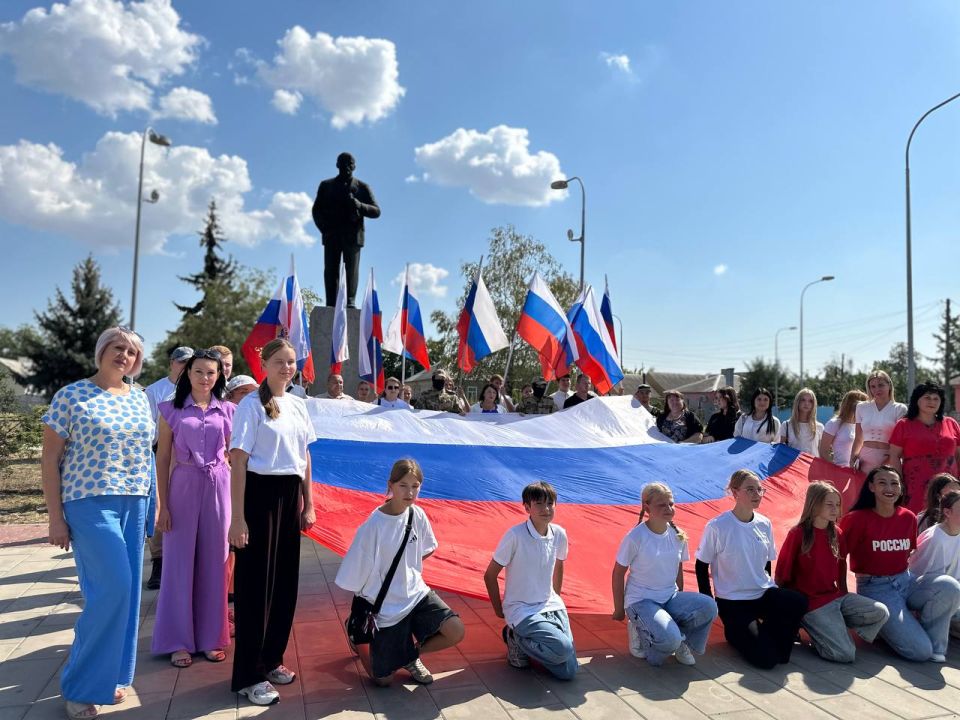 Флаг - символ родины, гордость и честь Флаг - символ родины, гордость и честь