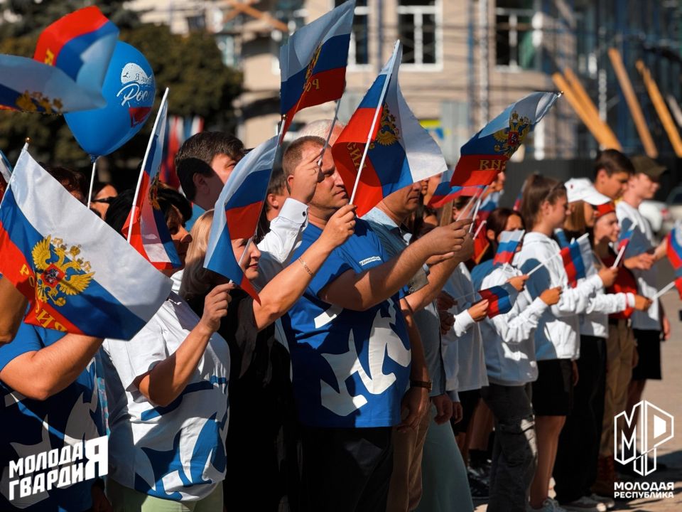 Молодёжь Тореза поддерживает символ единства и чести России Молодёжь Тореза поддерживает символ единства и чести России