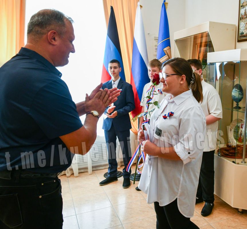 Алексей Кулемзин: В День государственного флага России вручил юным жителям Донецка их первый главный документ - паспорт гражданина Российской Федерации Алексей Кулемзин: В День государственного флага России вручил юным жителям Донецка их первый главный документ - паспорт гражданина Российской Федерации