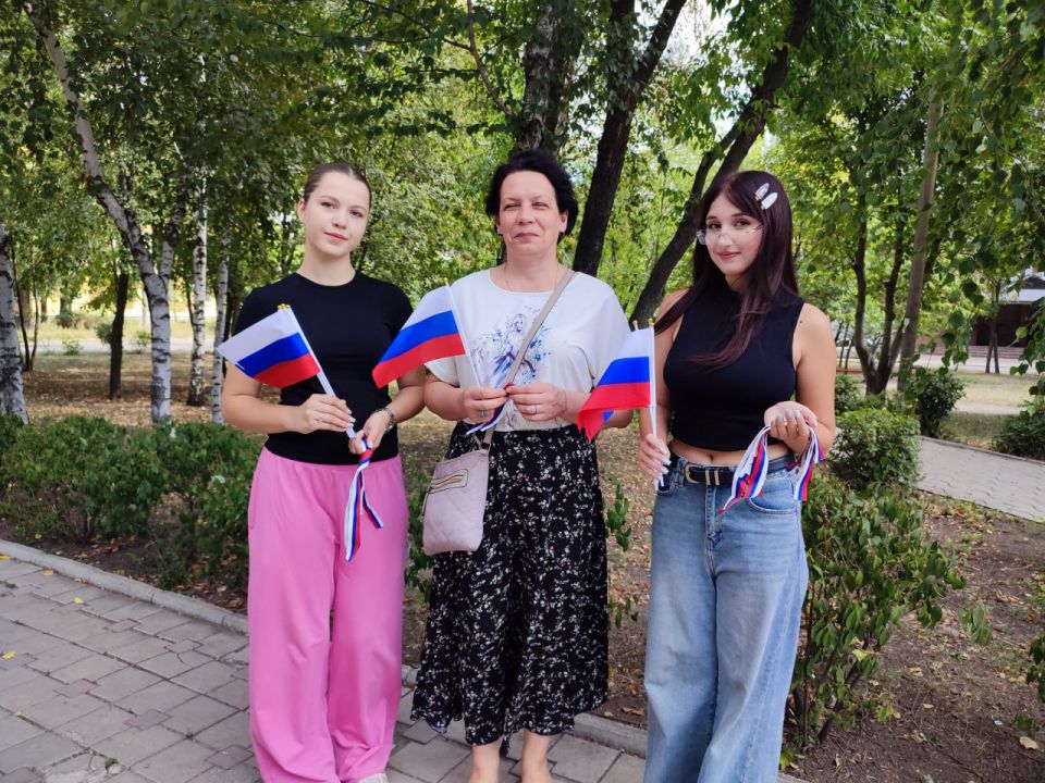 Российский триколор. В Пролетарском районе города Донецка в рамках Всероссийского мероприятия «#ЦветаРодины» состоялась акция «Флаг моего государства», приуроченная к празднованию Дня Государственного флага Российской... Российский триколор. В Пролетарском районе города Донецка в рамках Всероссийского мероприятия «#ЦветаРодины» состоялась акция «Флаг моего государства», приуроченная к празднованию Дня Государственного флага Российской...