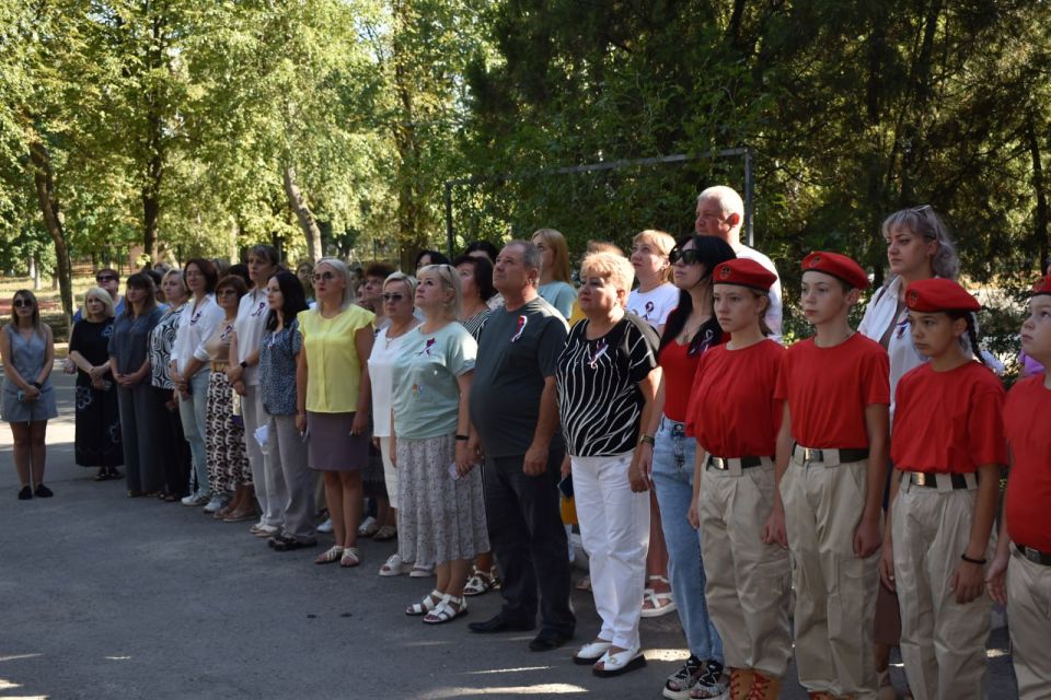 В Кировском торжественно подняли триколор ко Дню флага Российской Федерации В Кировском торжественно подняли триколор ко Дню флага Российской Федерации