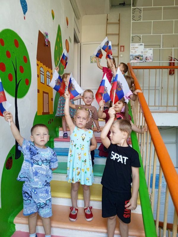 Патриотическое воспитание: День флага России в ГКДОУ «Детский сад № 2 «Светлячок» общеразвивающего вида городского округа Дебальцево» Донецкой Народной Республики Патриотическое воспитание: День флага России в ГКДОУ «Детский сад № 2 «Светлячок» общеразвивающего вида городского округа Дебальцево» Донецкой Народной Республики