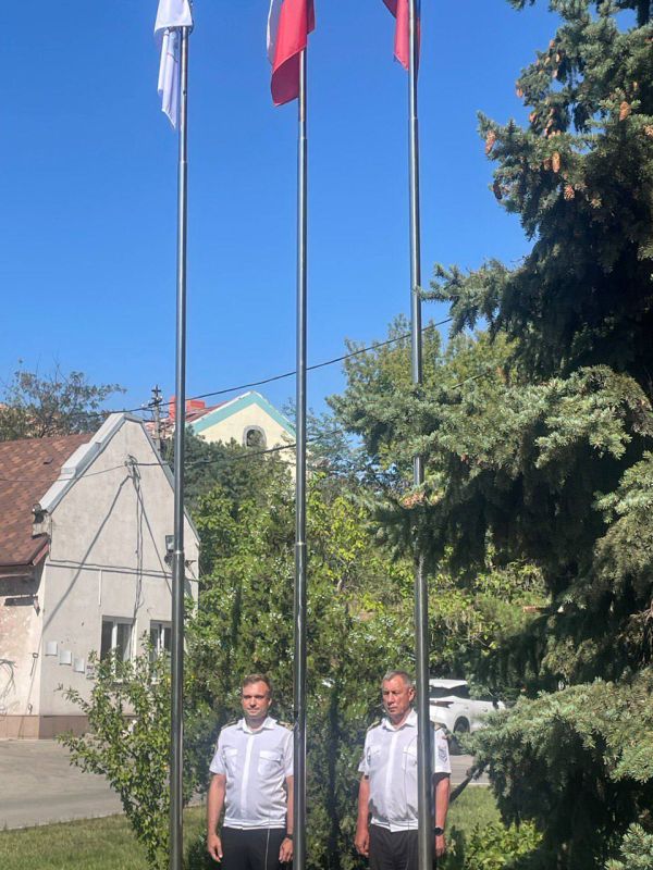 В Мариупольском морском порту торжественно отметили День государственного флага России В Мариупольском морском порту торжественно отметили День государственного флага России