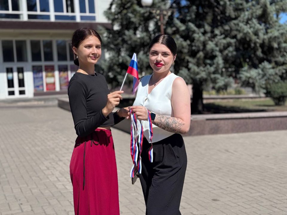 Михаил Меренков: Молодежь Буденновского района присоединилась к Всероссийской акции #ЦветаРодины, приуроченной к празднованию Дня Государственного флага Российской Федерации! Михаил Меренков: Молодежь Буденновского района присоединилась к Всероссийской акции #ЦветаРодины, приуроченной к празднованию Дня Государственного флага Российской Федерации!