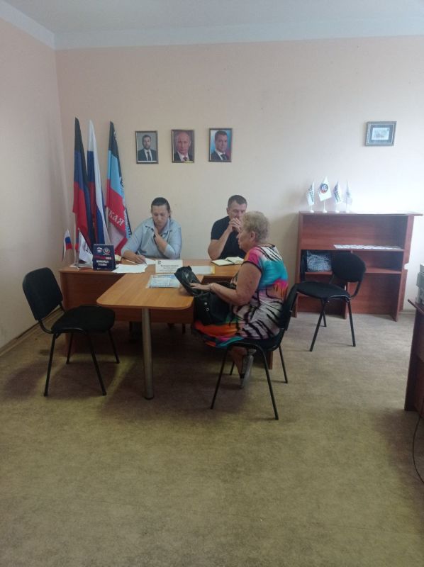 Сегодня, 22 августа, по поручению Главы Донецкой Народной Республики Дениса Пушилина, в общественной приемной партии "Единая Россия" Ленинского района города Донецка депутат Народного Совета, Председатель Комитета Народного... Сегодня, 22 августа, по поручению Главы Донецкой Народной Республики Дениса Пушилина, в общественной приемной партии "Единая Россия" Ленинского района города Донецка депутат Народного Совета, Председатель Комитета Народного...