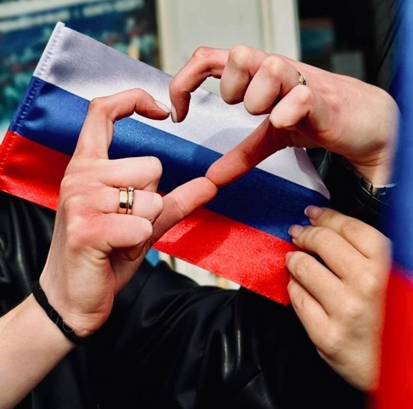 Михаил Меренков: Молодежь Буденновского района присоединилась к Всероссийской акции #ЦветаРодины, приуроченной к празднованию Дня Государственного флага Российской Федерации! Михаил Меренков: Молодежь Буденновского района присоединилась к Всероссийской акции #ЦветаРодины, приуроченной к празднованию Дня Государственного флага Российской Федерации!
