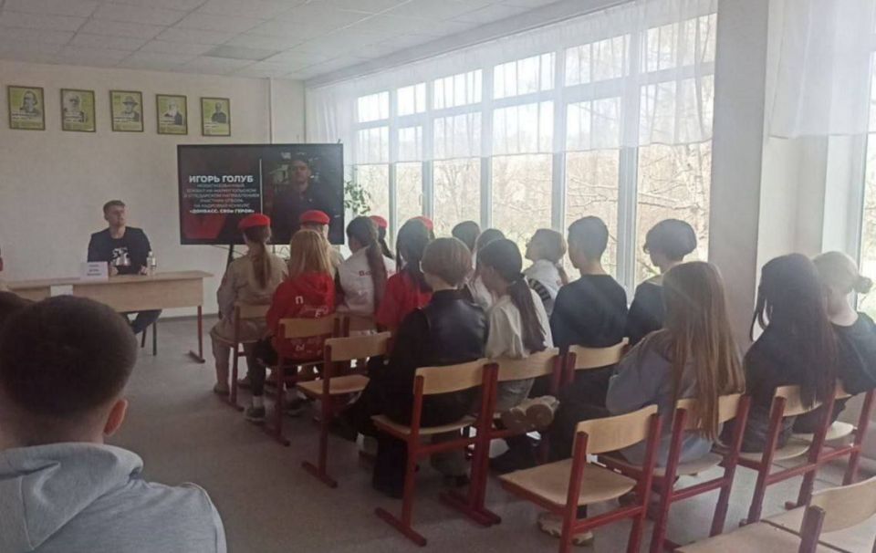 В День флага России, в рамках Всероссийской акции «ЦветаРодины» на территории ГБОУ "Донская школа Волновахского м.о." активисты "ЮНАРМИЯ" провели встречу с нашим земляком, который является участником специальной военной... В День флага России, в рамках Всероссийской акции «ЦветаРодины» на территории ГБОУ "Донская школа Волновахского м.о." активисты "ЮНАРМИЯ" провели встречу с нашим земляком, который является участником специальной военной...