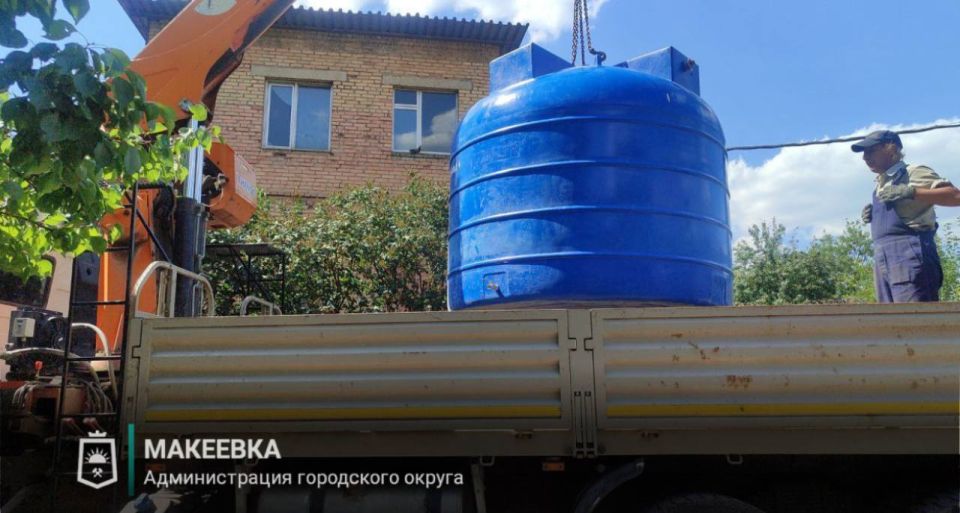 В Макеевке продолжаются работы по установке ёмкостей для разбора воды В Макеевке продолжаются работы по установке ёмкостей для разбора воды