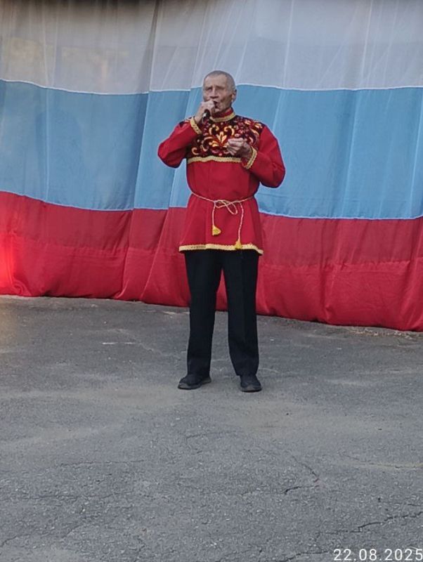 Николай Михайлов: В Комсомольское прошел праздничный концерт ко Дню флага Российской Федерации Николай Михайлов: В Комсомольское прошел праздничный концерт ко Дню флага Российской Федерации