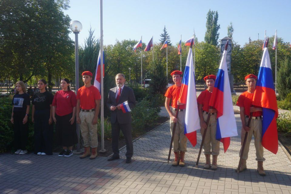 Великое знамя! Флаги, акции, выставки, флешмобы, встречи, конкурсы, автопробег: как в Мангушском муниципальном округе отметили День Флага Российской Федерации Великое знамя! Флаги, акции, выставки, флешмобы, встречи, конкурсы, автопробег: как в Мангушском муниципальном округе отметили День Флага Российской Федерации