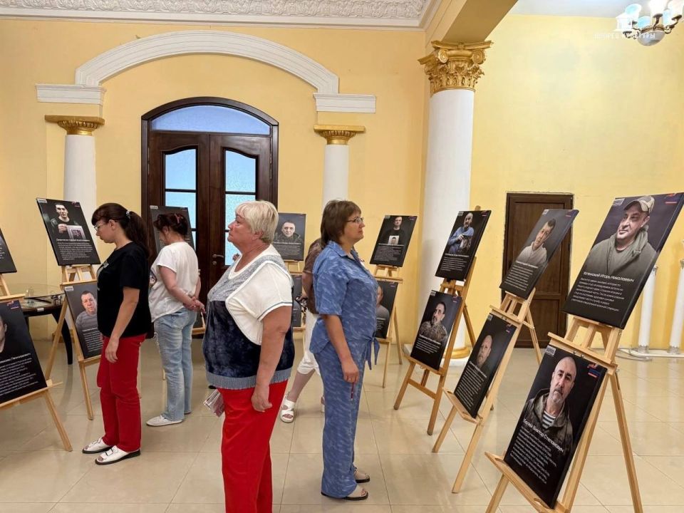 В фойе Дворца Культуры работает выставка «Отец героя» В фойе Дворца Культуры работает выставка «Отец героя»