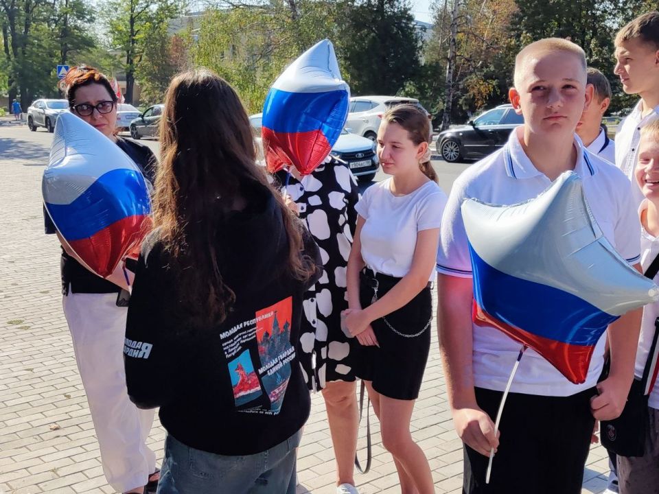 Чтобы поддержать праздничное настроение активисты Торезского штаба "Молодой Гвардии Единой России" в честь Дня Государственного флага Российской Федерации раздавали жителям и гостям города воздушные шары в цветах российского... Чтобы поддержать праздничное настроение активисты Торезского штаба "Молодой Гвардии Единой России" в честь Дня Государственного флага Российской Федерации раздавали жителям и гостям города воздушные шары в цветах российского...