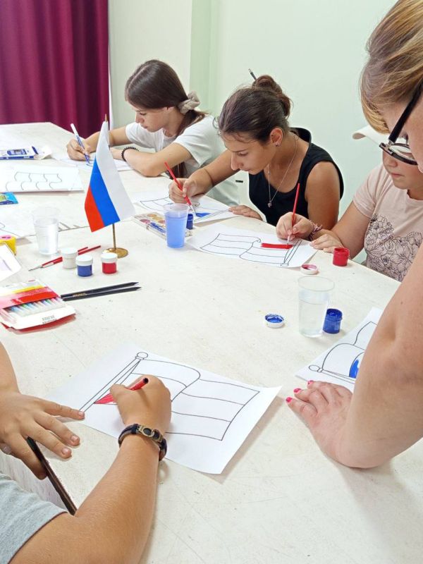 В рамках празднования Дня флага Российской Федерации, при поддержке местного отделения партии «Единая Россия» в учреждениях культуры были проведены мастер-классы В рамках празднования Дня флага Российской Федерации, при поддержке местного отделения партии «Единая Россия» в учреждениях культуры были проведены мастер-классы