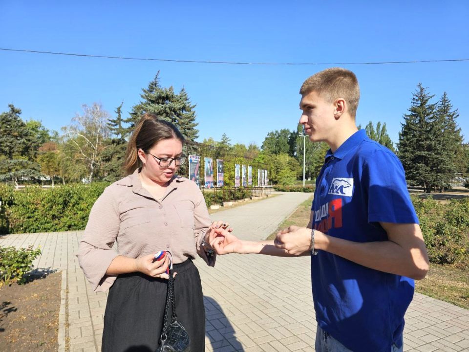 В Шахтерске прошла патриотическая акция «Наш российский триколор» В Шахтерске прошла патриотическая акция «Наш российский триколор»