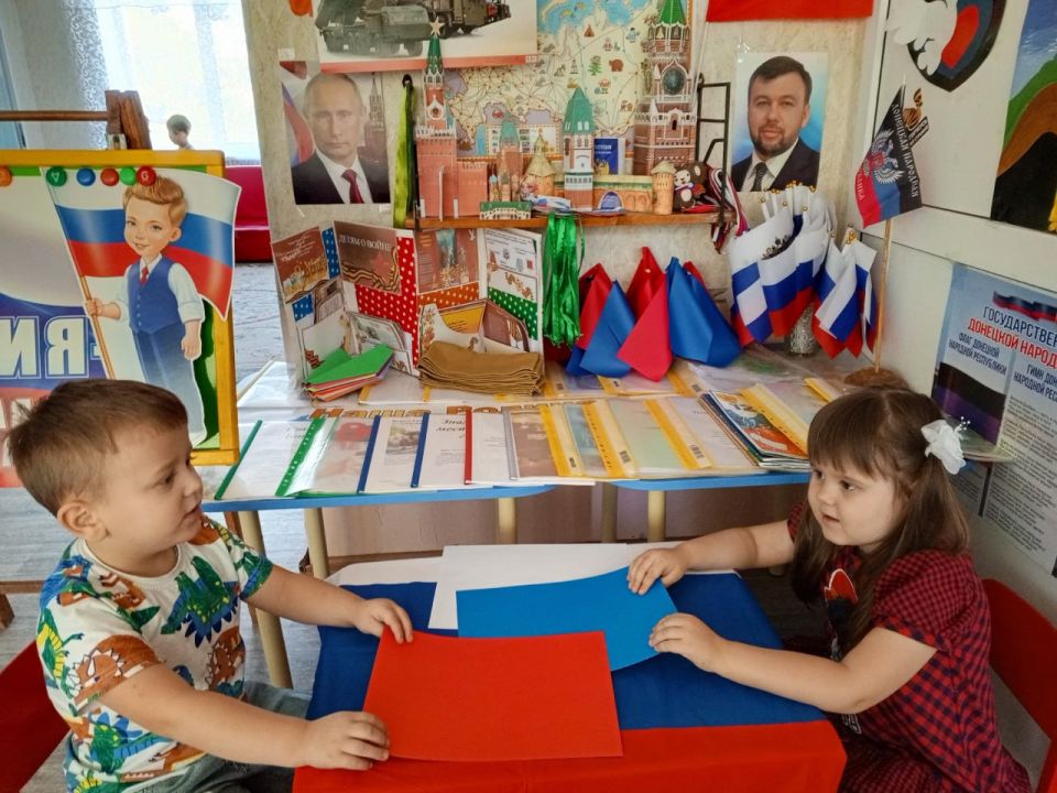 Патриотическое воспитание: День флага России в ГКДОУ «Детский сад № 2 «Светлячок» общеразвивающего вида городского округа Дебальцево» Донецкой Народной Республики Патриотическое воспитание: День флага России в ГКДОУ «Детский сад № 2 «Светлячок» общеразвивающего вида городского округа Дебальцево» Донецкой Народной Республики