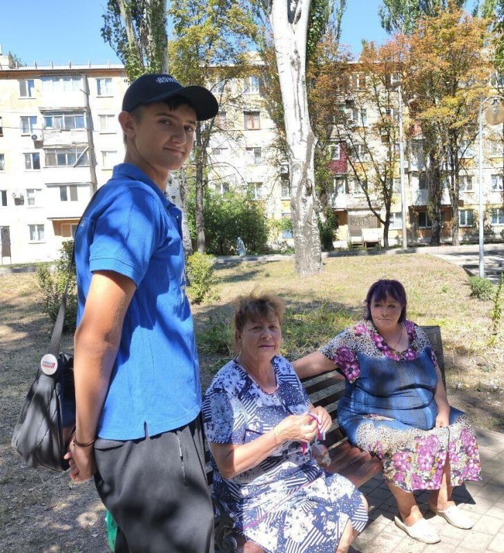Наталья Бегуненко: Ко Дню флага России активисты Петровского штаба Донецкого регионального отделения Всероссийской общественной организации «Молодая Гвардия Единой России» приняли участие в акции по раздаче... Наталья Бегуненко: Ко Дню флага России активисты Петровского штаба Донецкого регионального отделения Всероссийской общественной организации «Молодая Гвардия Единой России» приняли участие в акции по раздаче...