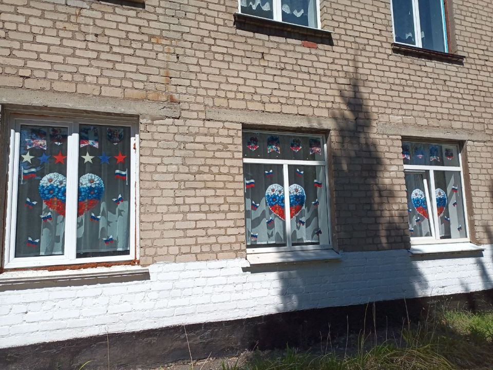 В преддверии Дня Государственного флага Российской Федерации образовательные организации городского округа Макеевка присоединились к Всероссийской акции политической партии "Единой России" «Окна России 2025» В преддверии Дня Государственного флага Российской Федерации образовательные организации городского округа Макеевка присоединились к Всероссийской акции политической партии "Единой России" «Окна России 2025»