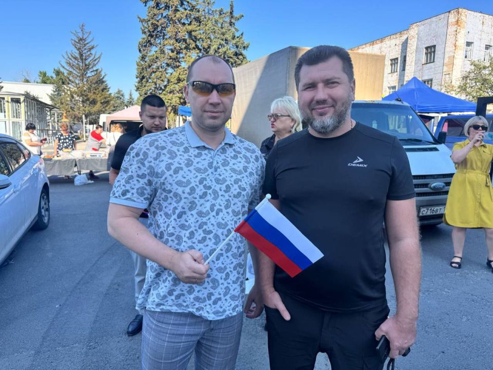 Сергей Ермаков: 22 августа на центральной площади Снежного состоялась торжественная церемония поднятия государственного флага Российской Федерации Сергей Ермаков: 22 августа на центральной площади Снежного состоялась торжественная церемония поднятия государственного флага Российской Федерации