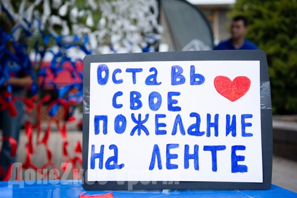 Маскировочная сеть с пожеланиями: в День флага дончане сделали необычный подарок для бойцов Маскировочная сеть с пожеланиями: в День флага дончане сделали необычный подарок для бойцов