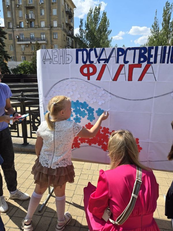 Татьяна Копылова: В День флага Российской Федерации Ворошиловский район наполнился красками патриотизма и детского творчества Татьяна Копылова: В День флага Российской Федерации Ворошиловский район наполнился красками патриотизма и детского творчества
