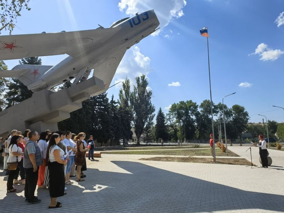 Бело-сине-красный триколор — символ единства, гордости и многовековой истории нашей страны Бело-сине-красный триколор — символ единства, гордости и многовековой истории нашей страны