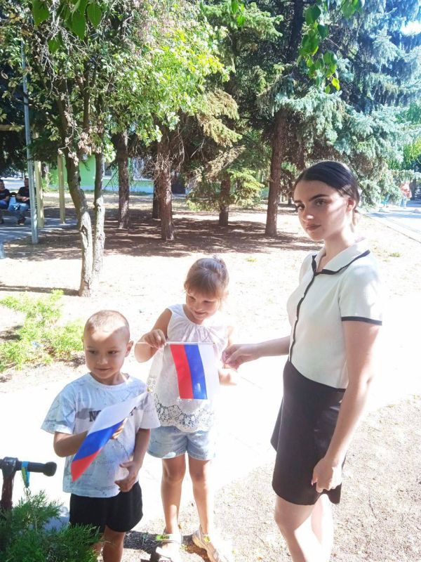 Виктория Жукова: В День государственного флага России, 22 августа, на бульваре Шевченко сотрудники МБУ "ЦБС г.о. Харцзыск" провели патриотическую акцию по раздаче ленточек и флажков «Российский триколор» Виктория Жукова: В День государственного флага России, 22 августа, на бульваре Шевченко сотрудники МБУ "ЦБС г.о. Харцзыск" провели патриотическую акцию по раздаче ленточек и флажков «Российский триколор»