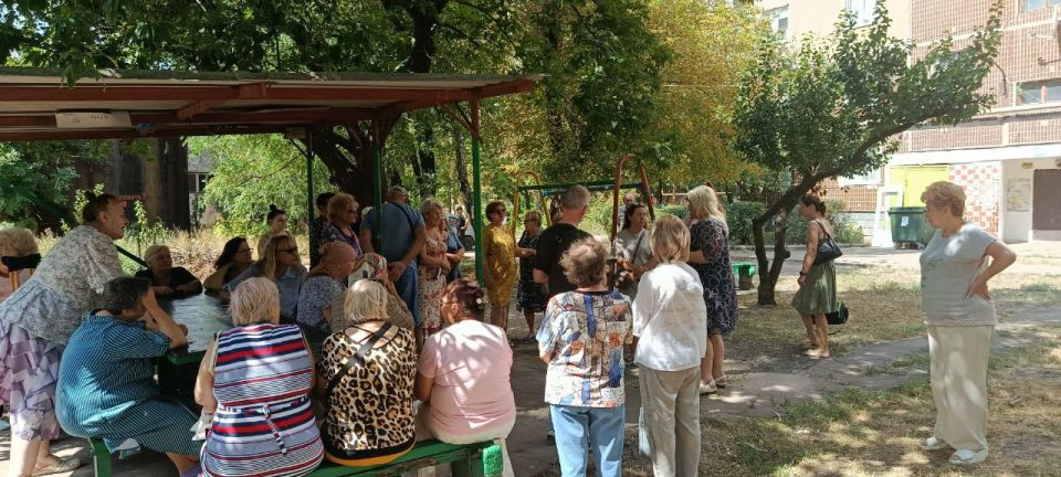 22 августа встречу с жителями микрорайона Первомайский возле домов 4,6 провела депутат Макеевского городского совета Оксана Бевцык 22 августа встречу с жителями микрорайона Первомайский возле домов 4,6 провела депутат Макеевского городского совета Оксана Бевцык