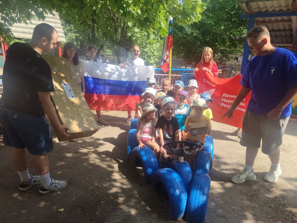 Денис Зубов: В День флага РФ деткам. 22 августа представители администрации, совместно с активистами Движения Первых посетили детей в детском саду №12 "Ромашка", поздравили с Днём флага России, рассказали об истории... Денис Зубов: В День флага РФ деткам. 22 августа представители администрации, совместно с активистами Движения Первых посетили детей в детском саду №12 "Ромашка", поздравили с Днём флага России, рассказали об истории...
