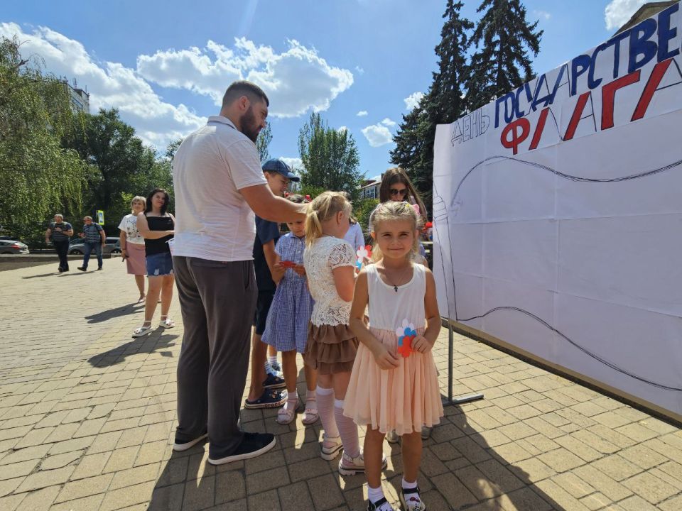 Татьяна Копылова: В День флага Российской Федерации Ворошиловский район наполнился красками патриотизма и детского творчества Татьяна Копылова: В День флага Российской Федерации Ворошиловский район наполнился красками патриотизма и детского творчества