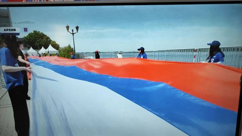 День Государственного флага Российской Федерации в ГБОУ Приазовская школа» ознаменовался проведением кинолектория «Символ России», призванного в увлекательной форме познакомить юных граждан с главным символом страны День Государственного флага Российской Федерации в ГБОУ Приазовская школа» ознаменовался проведением кинолектория «Символ России», призванного в увлекательной форме познакомить юных граждан с главным символом страны