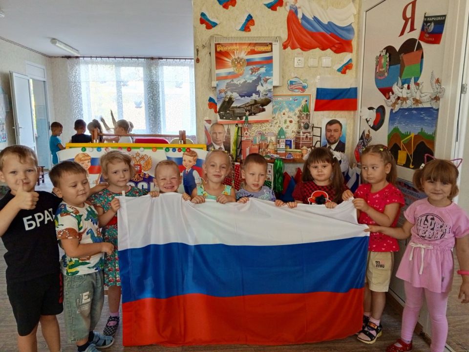 Патриотическое воспитание: День флага России в ГКДОУ «Детский сад № 2 «Светлячок» общеразвивающего вида городского округа Дебальцево» Донецкой Народной Республики Патриотическое воспитание: День флага России в ГКДОУ «Детский сад № 2 «Светлячок» общеразвивающего вида городского округа Дебальцево» Донецкой Народной Республики