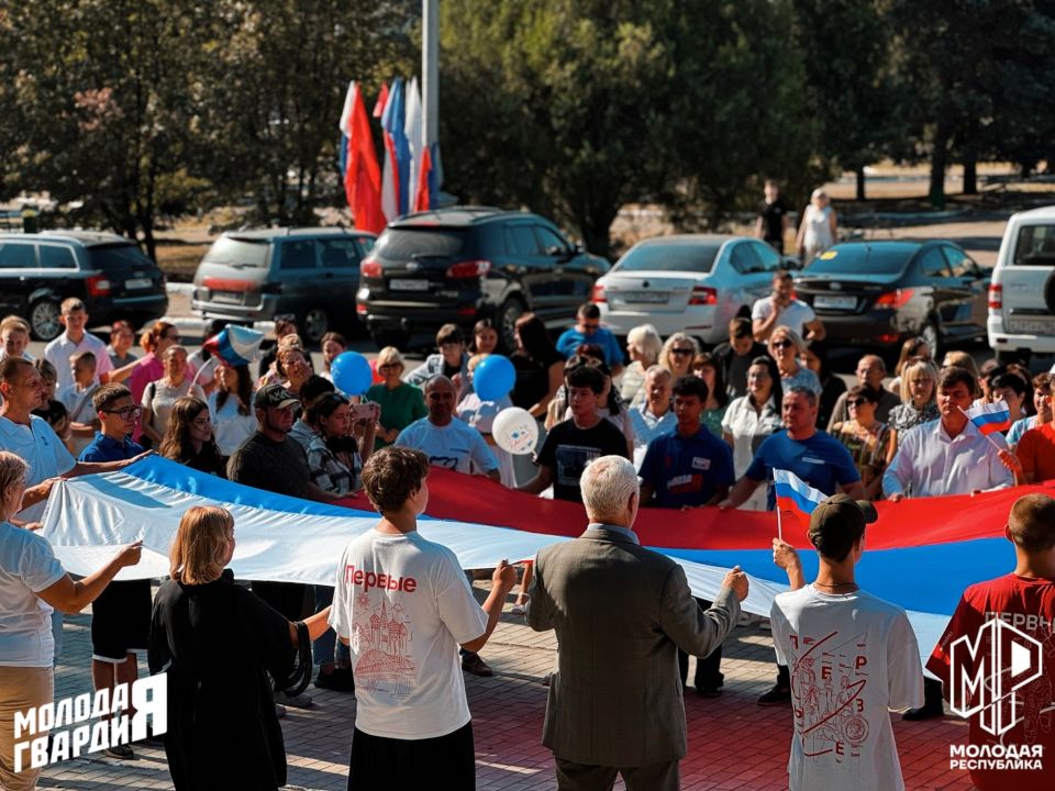 Молодёжь Тореза поддерживает символ единства и чести России Молодёжь Тореза поддерживает символ единства и чести России