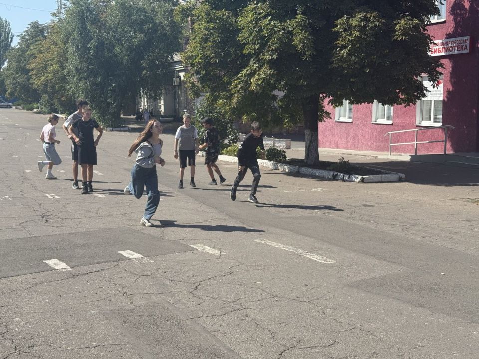 22 августа 2025 года сотрудниками МБУ "Центр культуры и досуга города Дебальцево" была проведена спортивная программа "За флаг России, за Донбасс", посвященная Дню Государственного флага Российской Федерации 22 августа 2025 года сотрудниками МБУ "Центр культуры и досуга города Дебальцево" была проведена спортивная программа "За флаг России, за Донбасс", посвященная Дню Государственного флага Российской Федерации