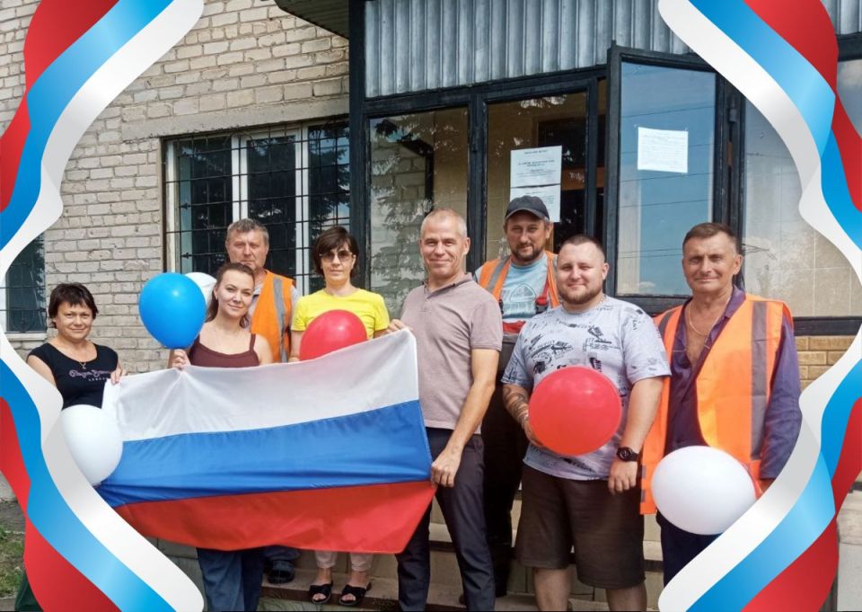 #ПодОднимФлагом. Коллектив Ясиноватской дистанции электроснабжения Донецкого филиала ФГУП «ЖДН» поздравляет всех соотечественников с Днем флага! Пусть флаг России всегда гордо развевается над нашими головами, а любовь к... #ПодОднимФлагом. Коллектив Ясиноватской дистанции электроснабжения Донецкого филиала ФГУП «ЖДН» поздравляет всех соотечественников с Днем флага! Пусть флаг России всегда гордо развевается над нашими головами, а любовь к...