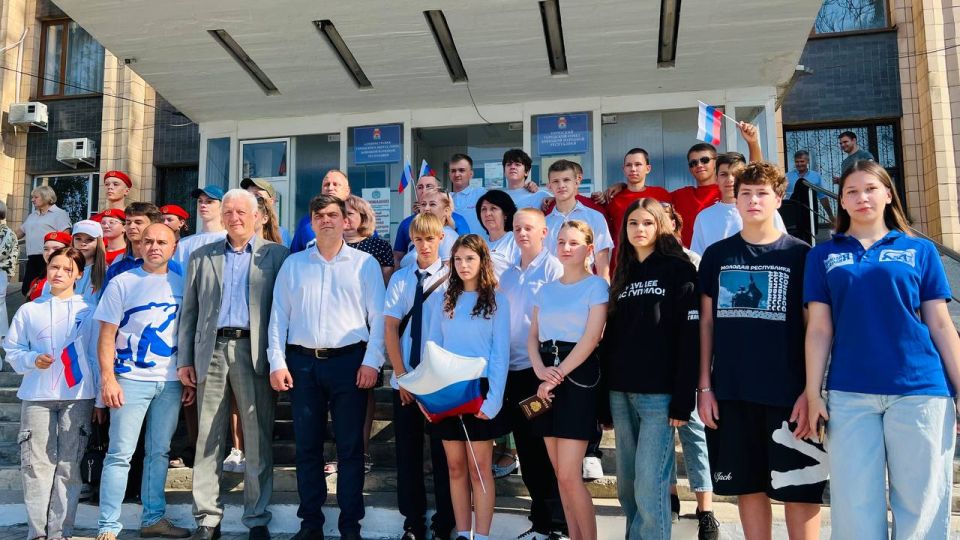 В День флага Российской Федерации молодежь Тореза совместно с депутатским корпусом развернули триколор перед зданием администрации В День флага Российской Федерации молодежь Тореза совместно с депутатским корпусом развернули триколор перед зданием администрации
