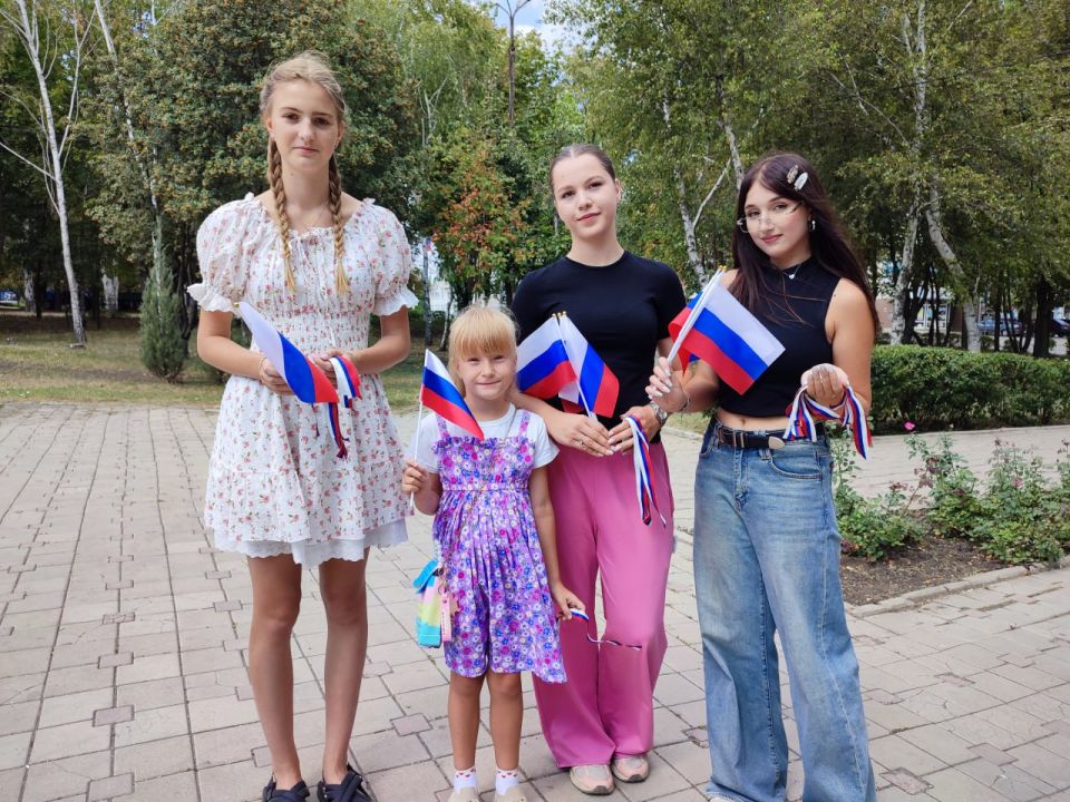 Российский триколор. В Пролетарском районе города Донецка в рамках Всероссийского мероприятия «#ЦветаРодины» состоялась акция «Флаг моего государства», приуроченная к празднованию Дня Государственного флага Российской... Российский триколор. В Пролетарском районе города Донецка в рамках Всероссийского мероприятия «#ЦветаРодины» состоялась акция «Флаг моего государства», приуроченная к празднованию Дня Государственного флага Российской...