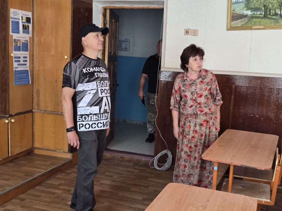 Дмитрий Огилец: По поручению Главы Донецкой Народной Республики и во исполнении Распоряжения Председателя Народного Совета депутаты проводят мониторинг готовности школ к новому учебному году Дмитрий Огилец: По поручению Главы Донецкой Народной Республики и во исполнении Распоряжения Председателя Народного Совета депутаты проводят мониторинг готовности школ к новому учебному году