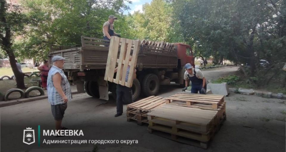 В Макеевке продолжаются работы по установке ёмкостей для разбора воды В Макеевке продолжаются работы по установке ёмкостей для разбора воды